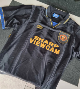 Black Man Utd Retro Jersey - Classic Elegance and Football Nostalgia
