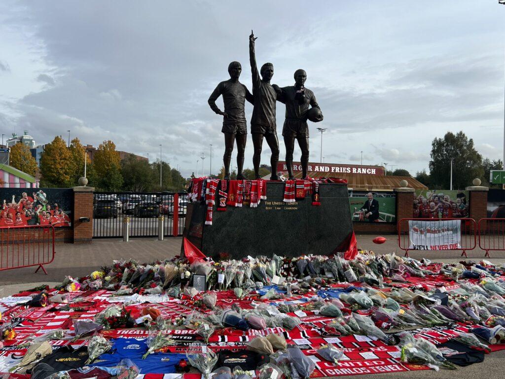 Fans paying tribute to Sir Bobby Charlton at Old Trafford